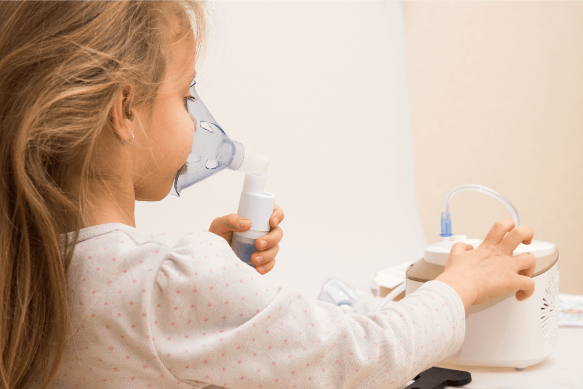 Enfant réalisant une inhalation avec un nébuliseur.