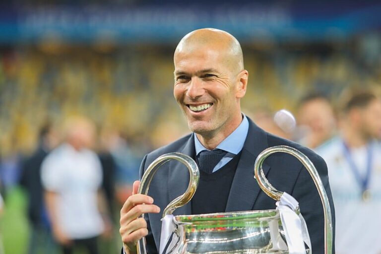 Zinédine Zidane, ancien footballeur professionnel français et actuel sélectionneur des Bleus, lors de la finale de la Ligue des champions de l'UEFA opposant Liverpool au Real Madrid.