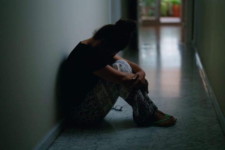 Une jeune en détresse psychique au bord du suicide. © Magnific