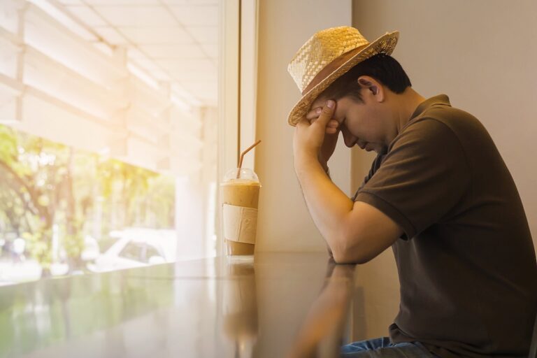 Un homme qui sourffre d'une dépression en plein été.