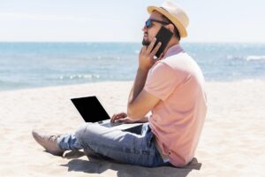 Un homme qui travaille sur la plage pendant ses vacances.