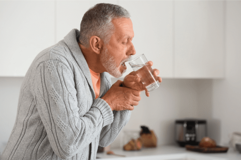 Personne présentant des difficultés à avaler un verre d'eau.