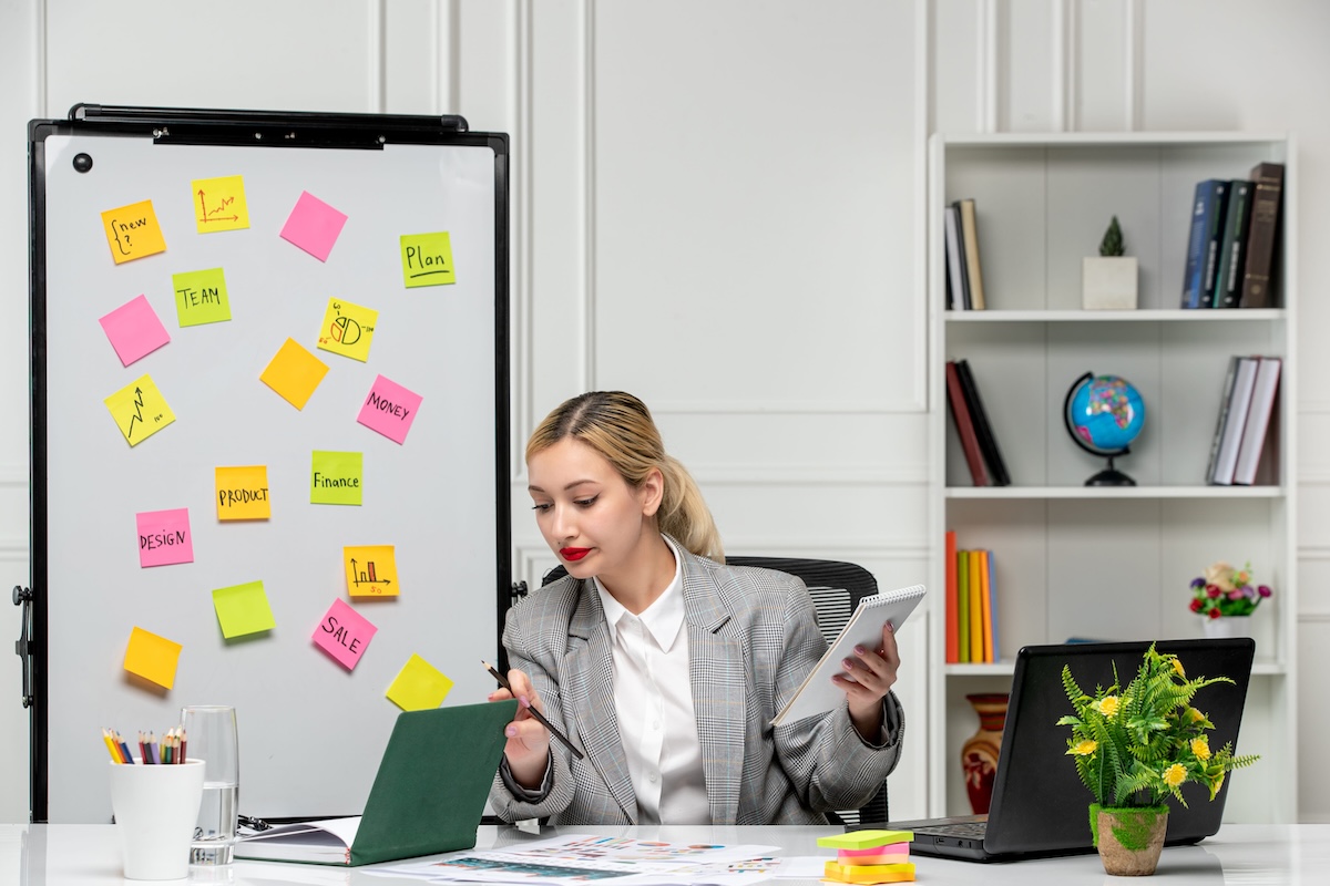 Une salariée convaincue que faire plusieurs choses à la fois la rend plus productive.