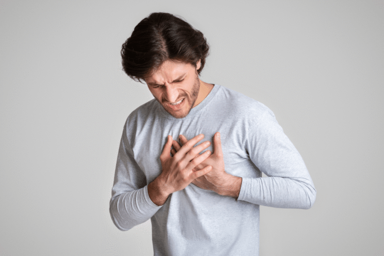 Homme souffrant d'une douleur thoracique.