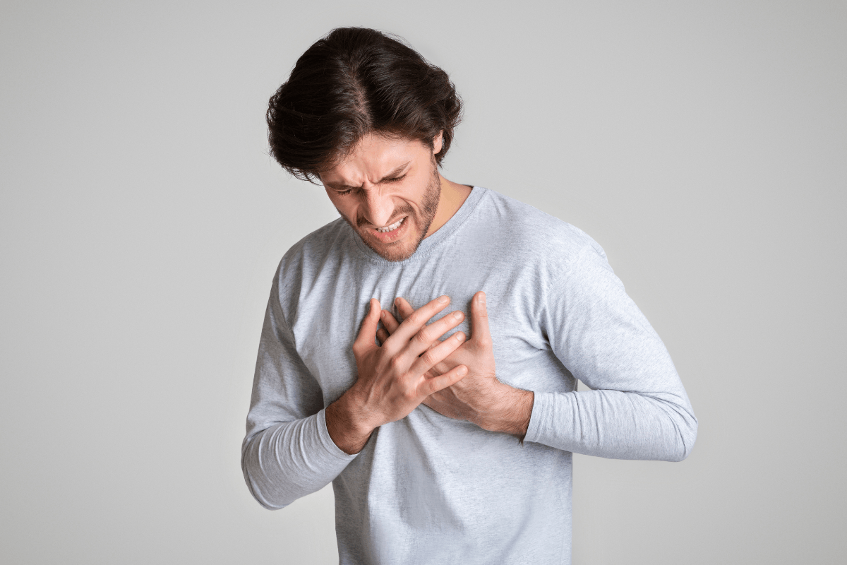 Homme souffrant d'une douleur thoracique.