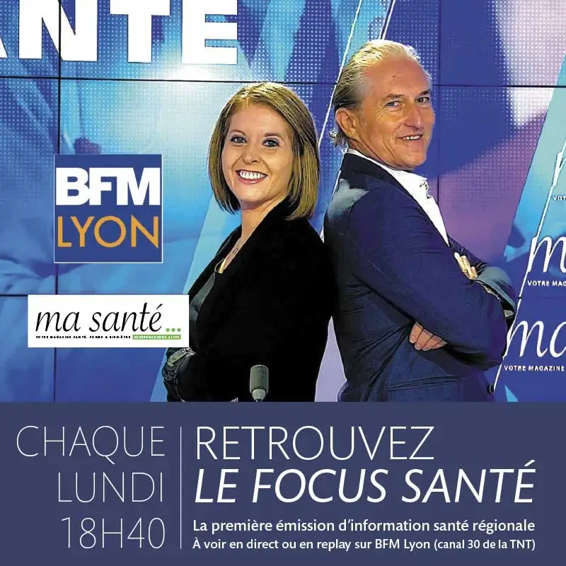 Un homme et une femme dos à dos présentant une émission de tv