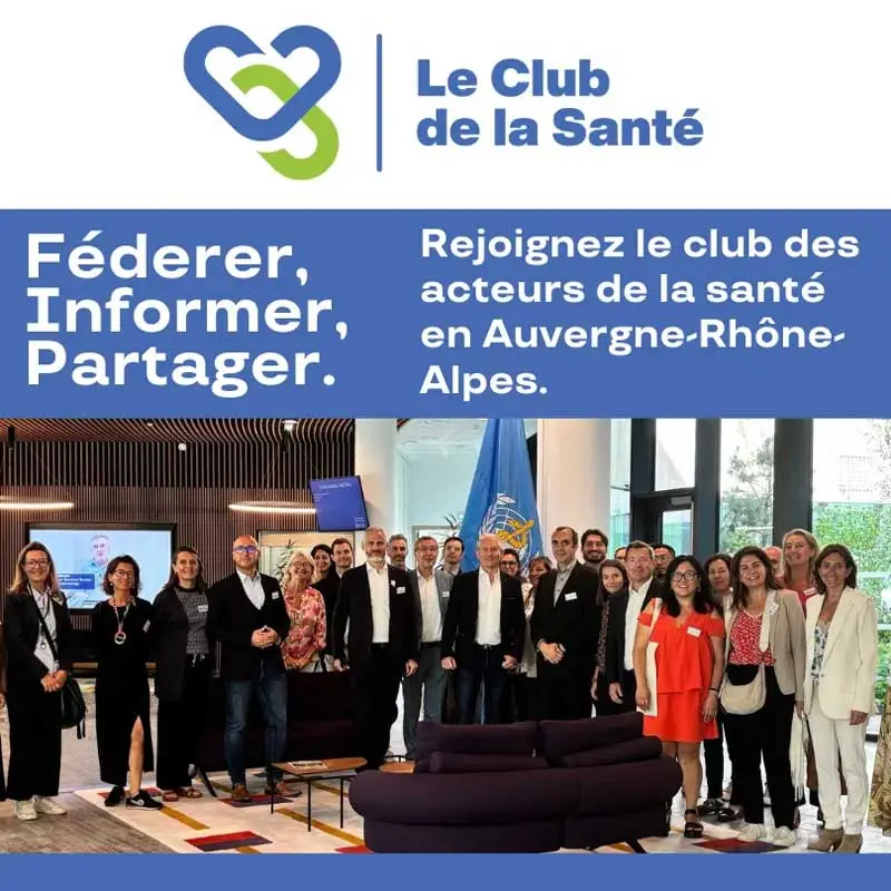 groupe de personne posant devant un objectif