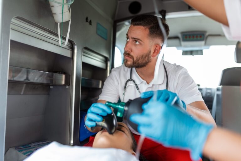 Un médecin tente de sauver une personne victime des chaleurs extrêmes lors de l’épisode caniculaire.