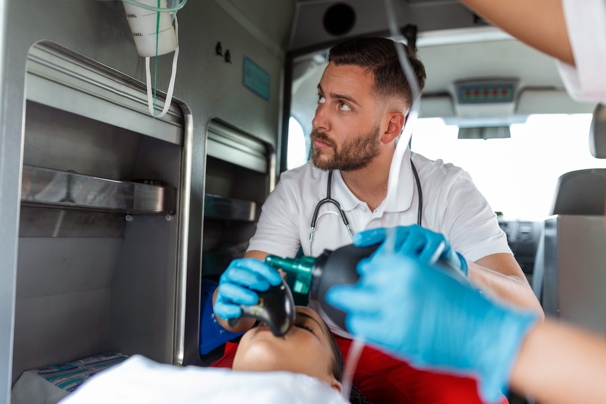 Un médecin tente de sauver une personne victime des chaleurs extrêmes lors de l’épisode caniculaire.