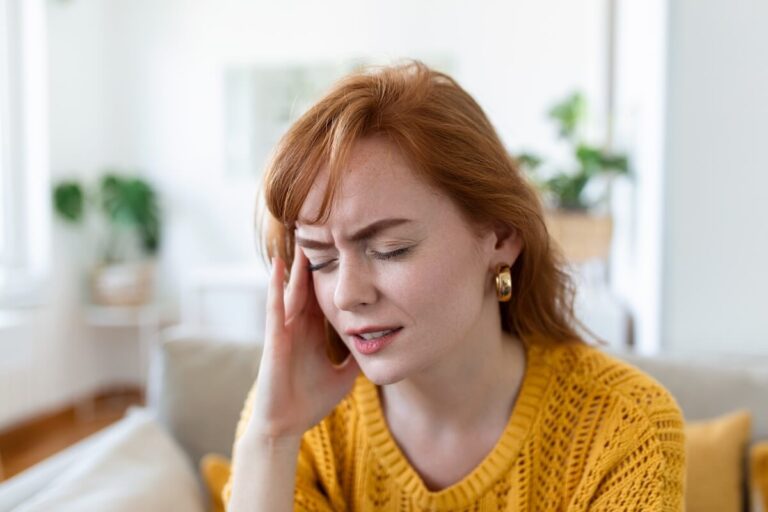 Femme souffrant d'un mal de tête intense.
