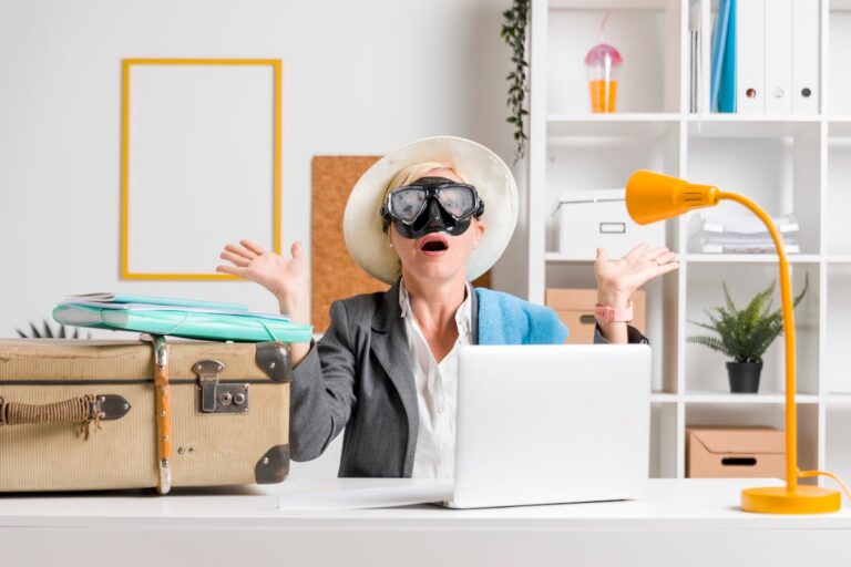 Une femme de retour au travail qui peine à retrouver le rythme après ses vacances.