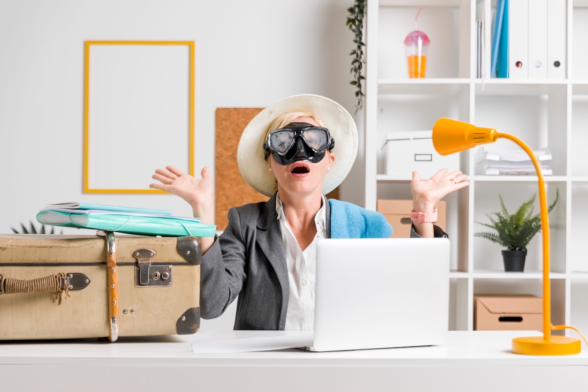 Une femme de retour au travail qui peine à retrouver le rythme après ses vacances.