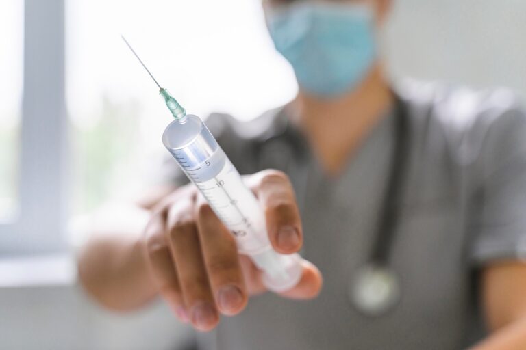 Un médecin qui présente, dans une seringue, le vaccin destiné à réduire le risque de récidive du cancer de la peau.