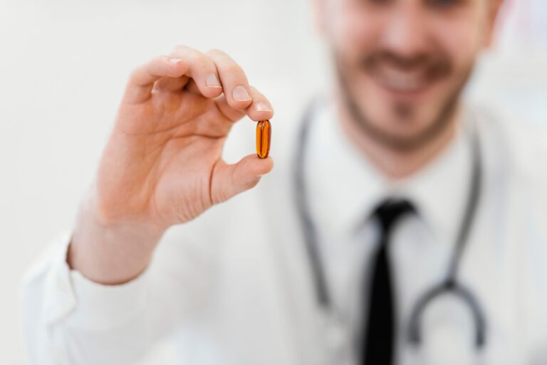 Un médecin qui présente le nouveau traitement prometteur contre le cancer du pancréas.