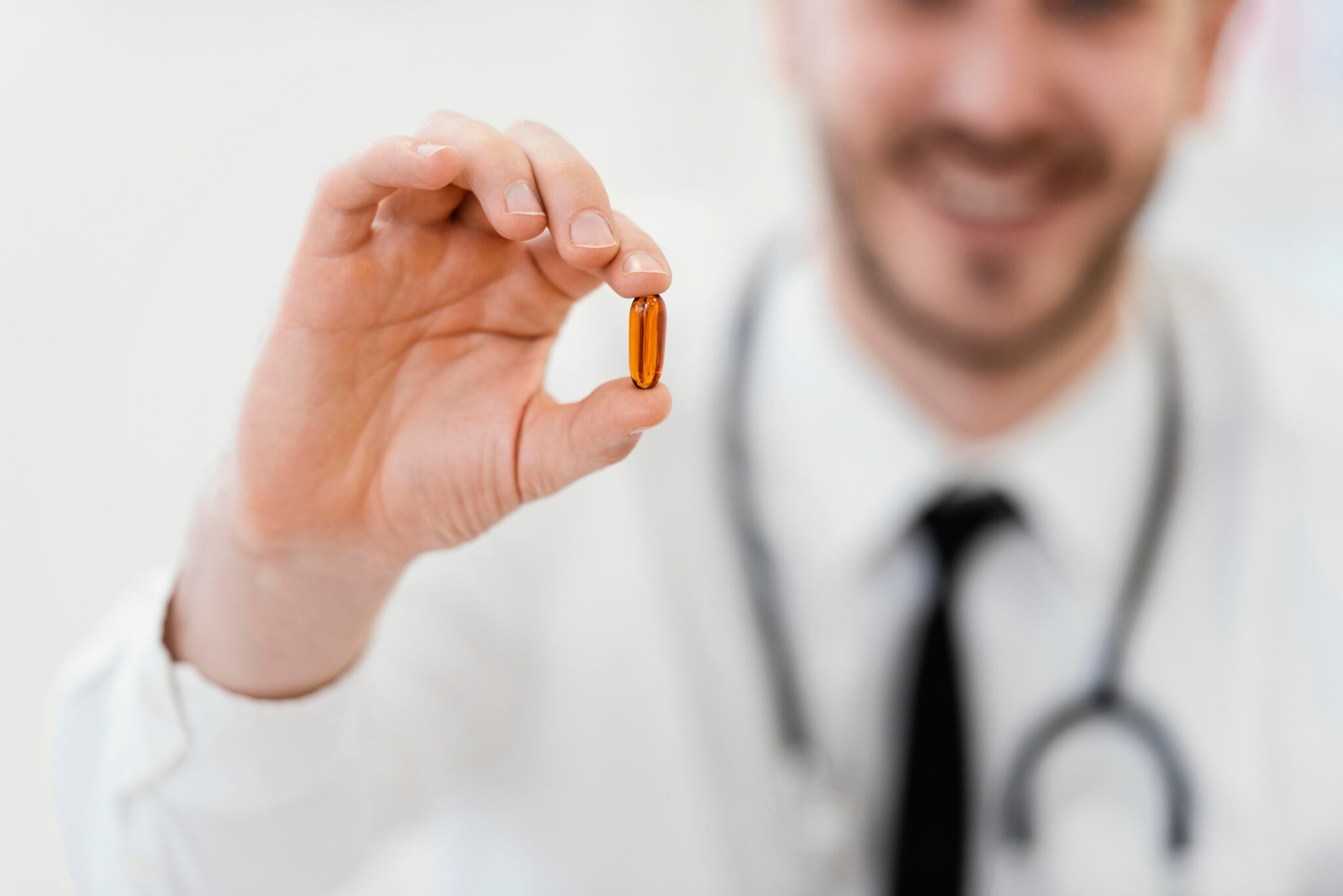 Un médecin qui présente le nouveau traitement prometteur contre le cancer du pancréas.
