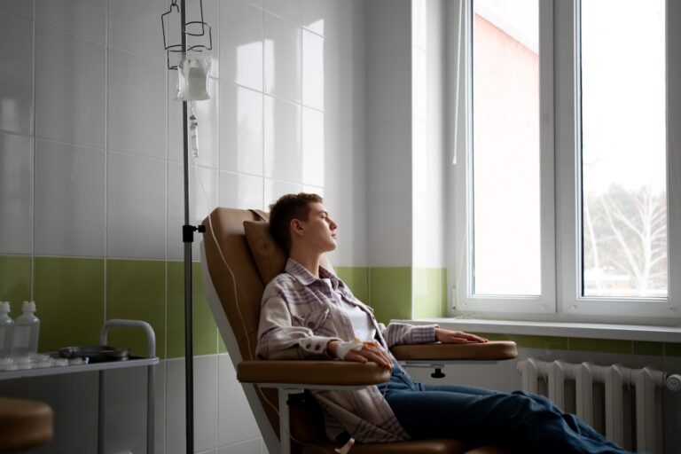Un patient reçoit un traitement par chimiothérapie pour un cancer du sang résistant au traitement.