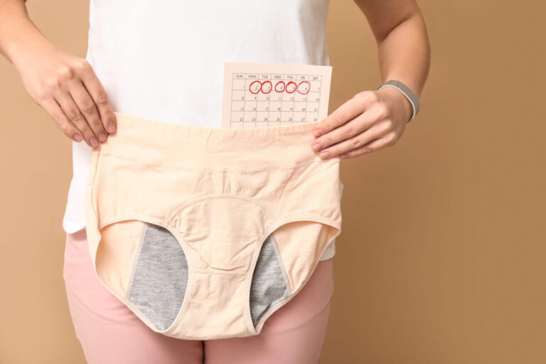 Une jeune fille présente des culottes menstruelles.