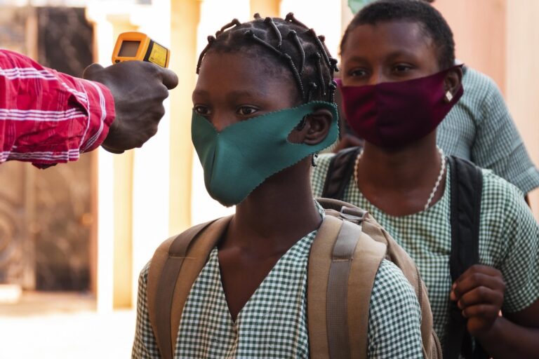 Des jeunes Congolais se soumettent à un contrôle de température pour détecter d’éventuels signes d’infection par le virus Ebola.