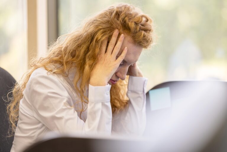 Une femme atteinte du syndrome de fatigue chronique, épuisée au travail.