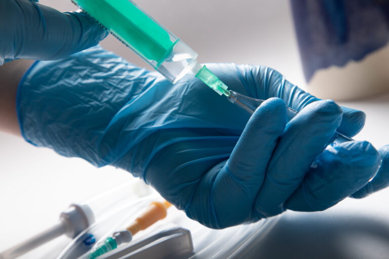 Un professionnel de santé qui prépare la substance létale dans le cadre de l’aide à mourir.