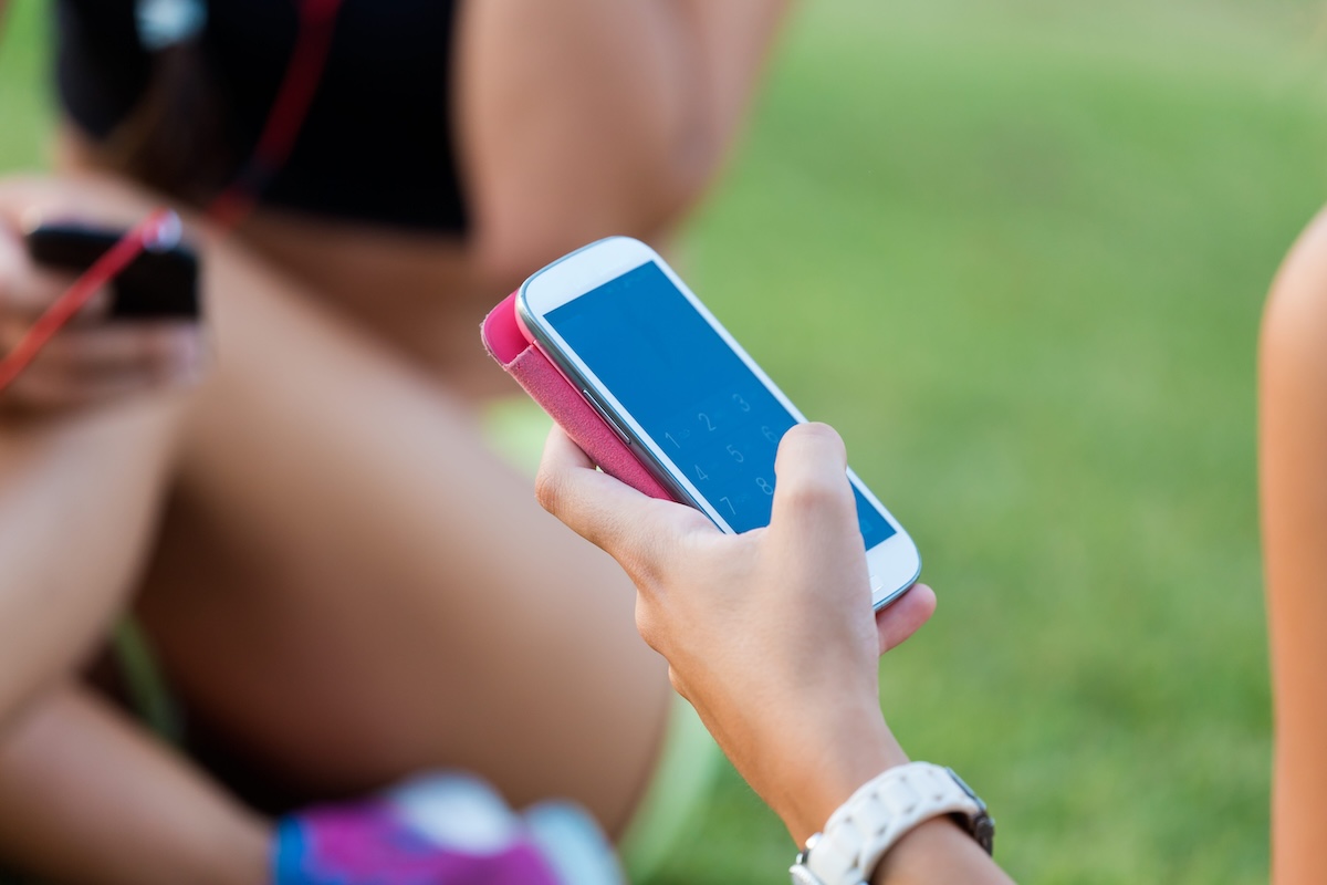 Une lycéenne utilise son téléphone pendant les heures de cours.