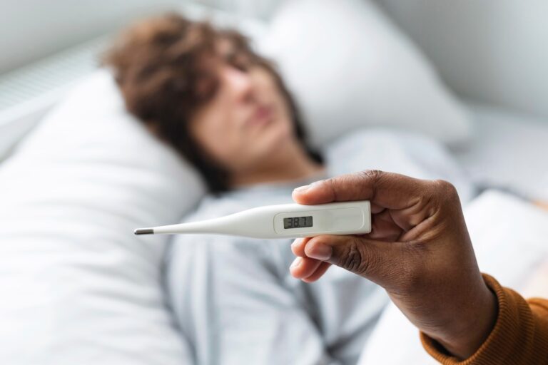 Un jeune homme présentant une fièvre brutale, l’un des premiers signes possibles d’une infection par le virus du Nil occidental.