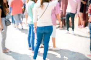 Une foule de personnes qui se prépare aux nouvelles restrictions de la rentrée 2026.