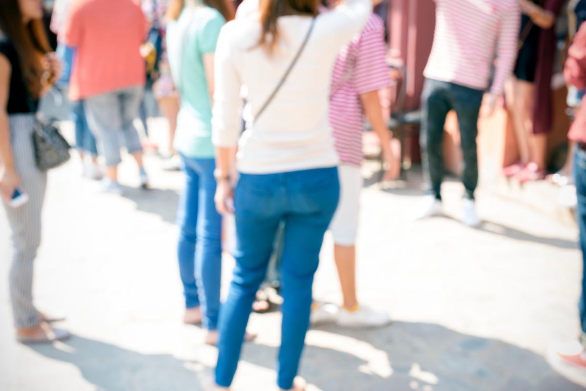 Une foule de personnes qui se prépare aux nouvelles restrictions de la rentrée 2026.
