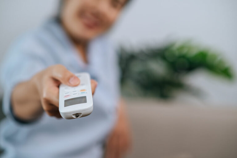Une femme qui met la climatisation savoir si elle peut être malade