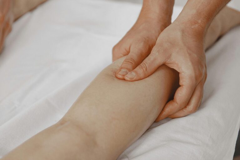 Palpation de l’arrière du genou lors d’un examen de l’articulation.