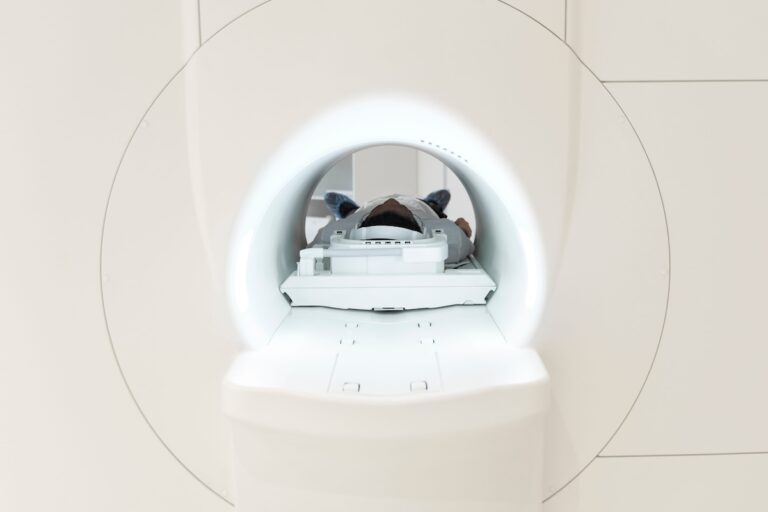 Un homme dans un appareil de radiothérapie.
