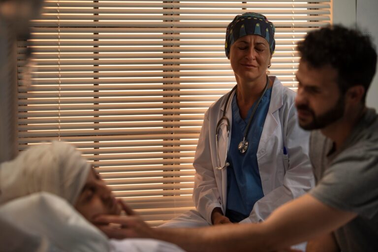 Becky Jones, accompagnée d’un proche et d’une médecin, lors de sa prise en charge pour ce qu’elle pensait être un cancer du cerveau.