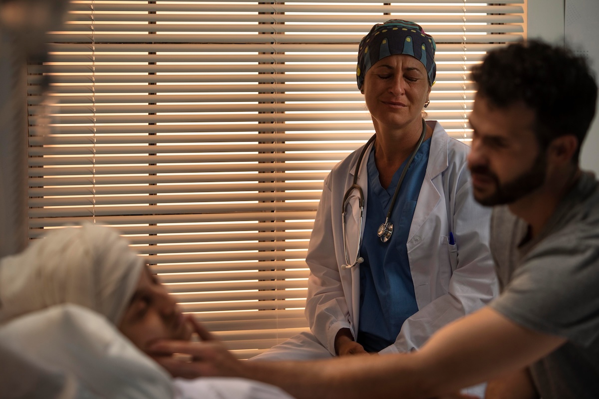 Becky Jones, accompagnée d’un proche et d’une médecin, lors de sa prise en charge pour ce qu’elle pensait être un cancer du cerveau.