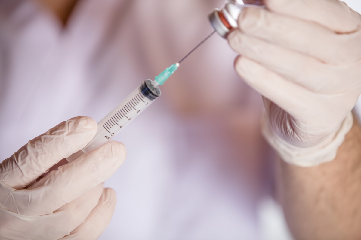 Une scientifique manipulant un vaccin anticancéreux à ARNm.