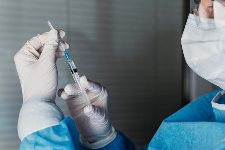 Un médecin qui montre la seringue contenant le traitement anticancéreux Zoladex.