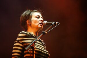 Catherine Ringer qui chante avec les Rita Mitsouko aux Eurockéennes de 2007.