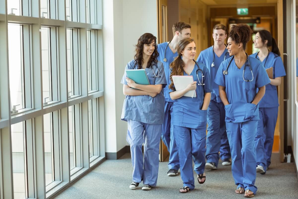 Des étudiants en médecine en formation.