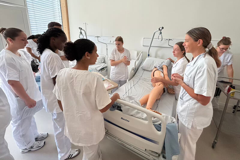 Des élèves infirmiers en apprentissage à l'IFSI d'Annemasse, en Haute-Savoie.