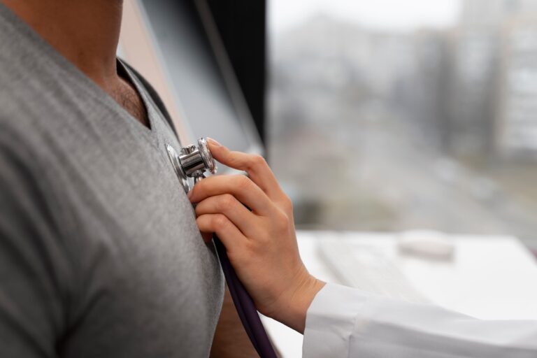 Un professionnel de santé ausculte le cœur d’un patient à l’aide d’un stéthoscope dans le cadre d’un bilan cardiovasculaire.