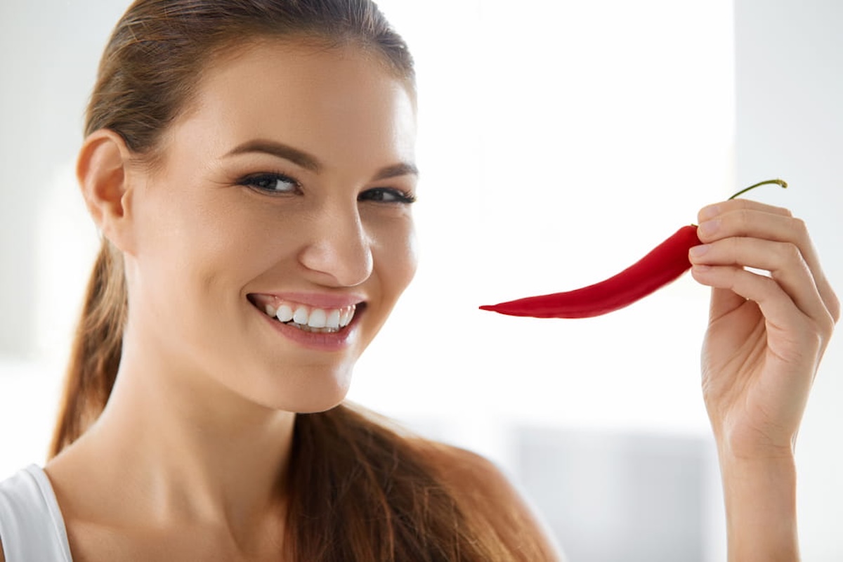 Une femme qui mange du piment pour allonger son espérance de vie.