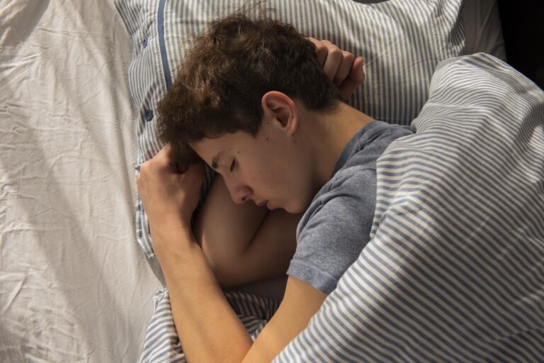 Un jeune Américain payé pour dormir.
