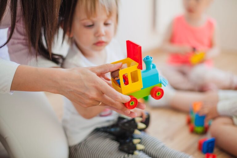 Une jeune enfant en train de jouer avec sa nounou.