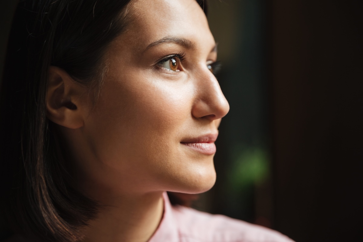 Le profil d'une femme qui présente un nez avec une bosse dont elle aimerait se débrasser avec de la chirurgie esthétique.