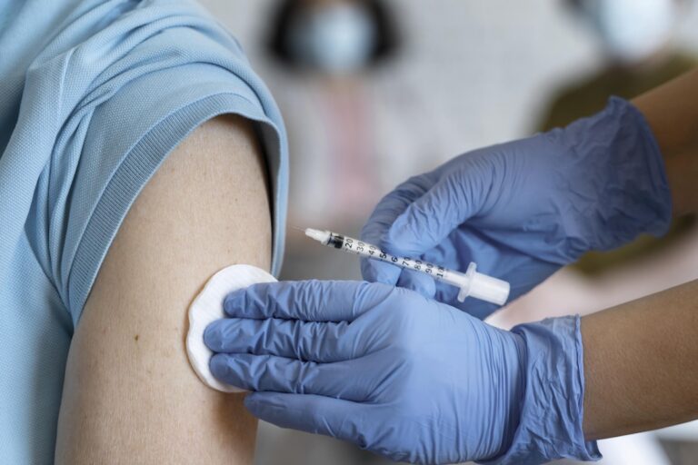 Un médecin administre à son patient le vaccin contre la rougeole pour le protéger face à l’épidémie en cours aux États-Unis.