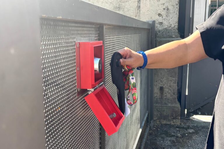 Une membre de l’équipe pédagogique montre le fonctionnement de la pochette sécurisée qui permet de garder les téléphones inaccessibles toute la journée.