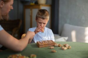 Une pédopsychiatre examine un jeune enfant présentant des signes d’autisme.