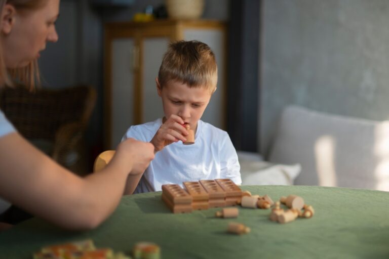 Une pédopsychiatre examine un jeune enfant présentant des signes d’autisme.