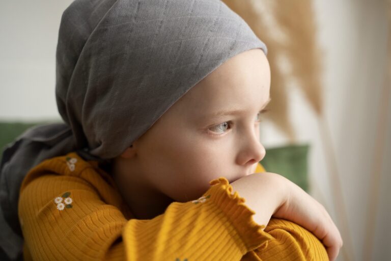 Une jeune enfant qui lutte contre une tumeur cérébrale.
