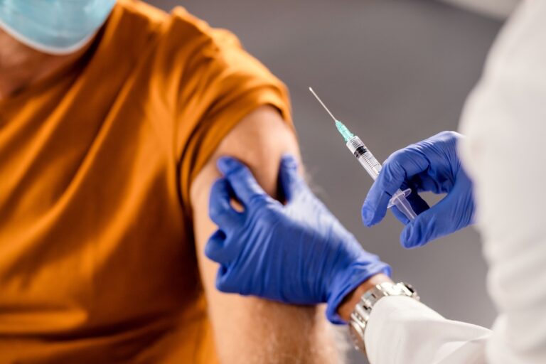 Un adulte en train de faire ses rappels de vaccins obligatoires.