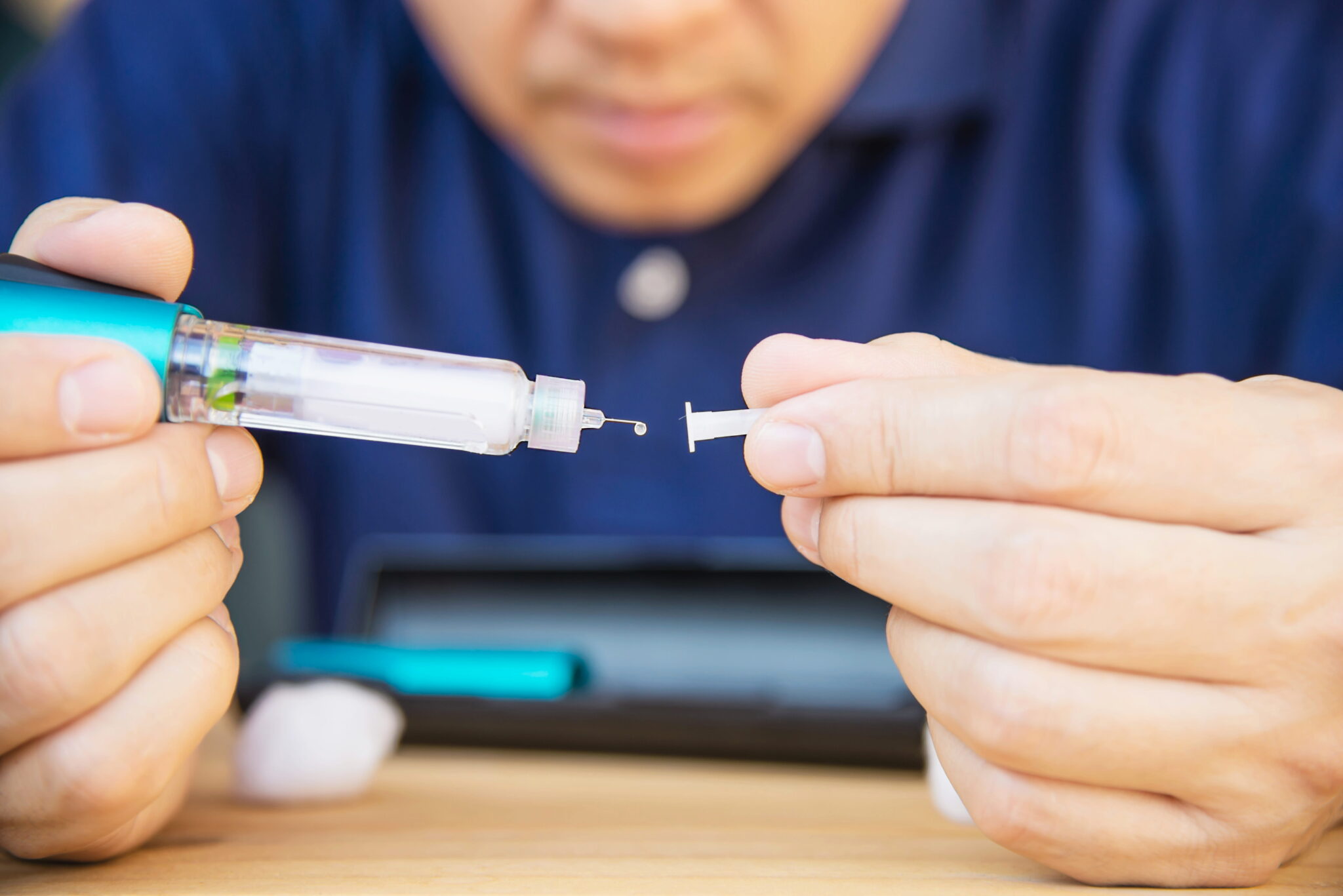 Un homme s’apprête à utiliser un médicament anti-obésité remboursé par l’Assurance maladie.